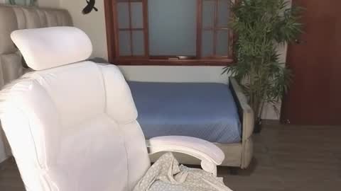 Eloise  . online show from 02.06.26