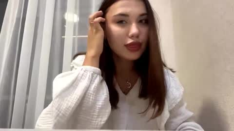 Snapshot of eloisetatsuhara chatting on 10.16.25 Alice online show from 10.16.25