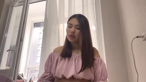 Snapshot of eloisetatsuhara chatting on 10.19.25 Alice online show from 10.19.25