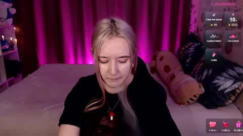 Snapshot of elovinora chatting on 12.18.24 Ela give me a thumbs up if you like it and this is important for the development of the account online show from 12.18.24