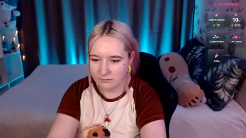 Snapshot of elovinora chatting on 12.30.24 Ela give me a thumbs up if you like it and this is important for the development of the account online show from 12.30.24