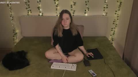 Snapshot of elovinora chatting on 02.02.26 Ela give me a thumbs up if you like it and this is important for the development of the account online show from 02.02.26