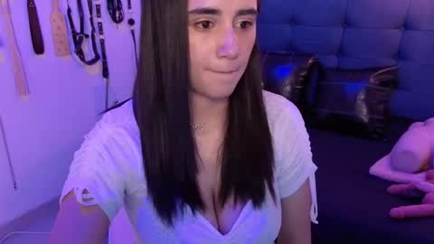 elowen_halley1 online show from 10.05.25