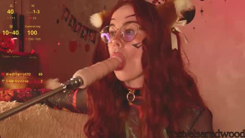 Snapshot of elsaredwood chatting on 10.31.25 ElsaRedwood online show from 10.31.25