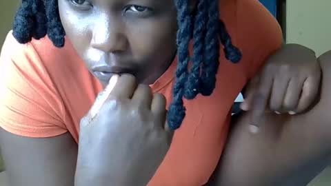 Snapshot of elvier_pretty chatting on 10.19.25 flo online show from 10.19.25
