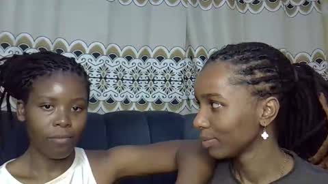 Snapshot of elvier_pretty chatting on 10.19.25 flo online show from 10.19.25