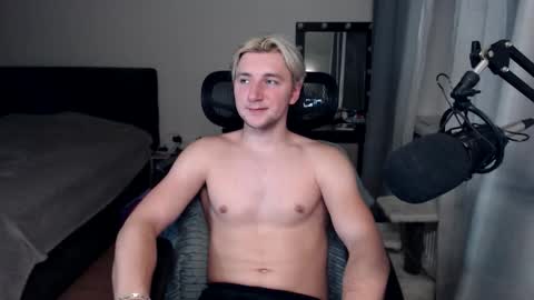 Snapshot of elvin_vaenight chatting on 10.08.25 Elvin Vaenight online show from 10.08.25