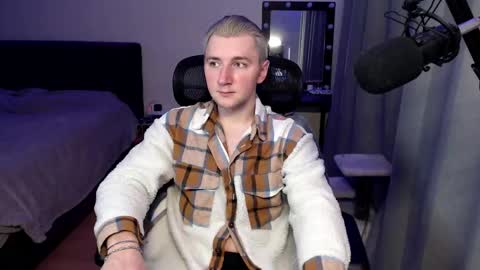 Snapshot of elvin_vaenight chatting on 11.17.25 Elvin Vaenight online show from 11.17.25