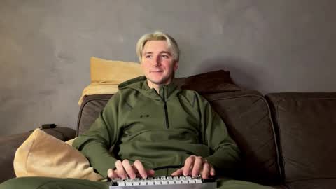 Snapshot of elvin_vaenight chatting on 11.19.25 Elvin Vaenight online show from 11.19.25