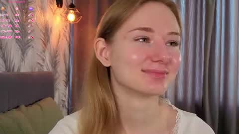 Snapshot of elvyrose chatting on 07.18.26 Alex online show from 07.18.26