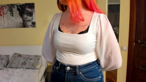 Snapshot of elwynaburnard chatting on 02.08.25 Belle online show from 02.08.25