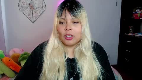 Snapshot of elymoon chatting on 10.06.25 Ely online show from 10.06.25