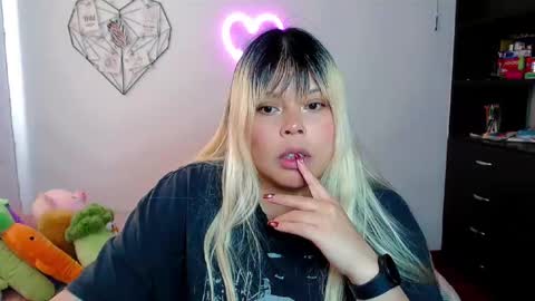 Snapshot of elymoon chatting on 10.07.25 Ely online show from 10.07.25