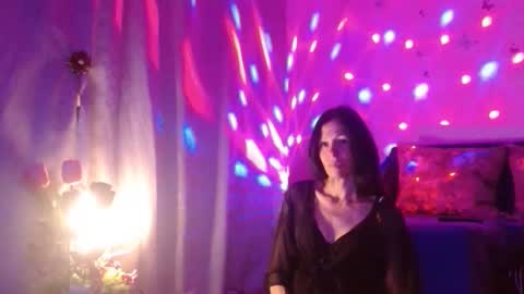 Elisa online show from 10.04.25