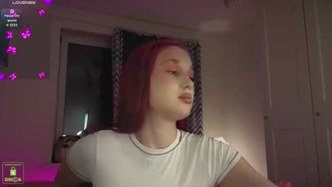 Snapshot of em1l1a chatting on 11.08.25 Em1l1a online show from 11.08.25