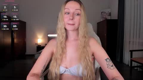 Snapshot of em_emilie chatting on 10.04.25 Emilie online show from 10.04.25