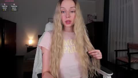 Snapshot of em_emilie chatting on 11.07.25 Emilie online show from 11.07.25