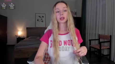 Snapshot of em_emilie chatting on 11.17.25 Emilie online show from 11.17.25