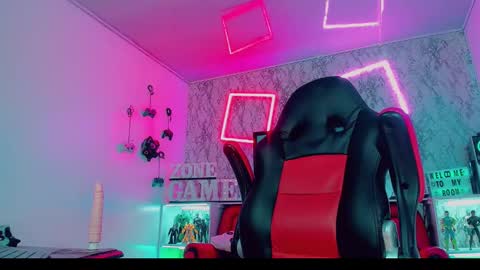 Snapshot of emeli_roushot chatting on 12.10.24 Emeli online show from 12.10.24