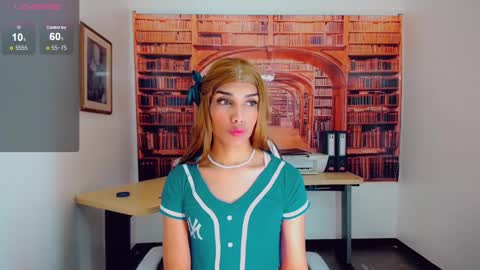 Snapshot of emeli_roushot chatting on 01.11.25 Emeli online show from 01.11.25