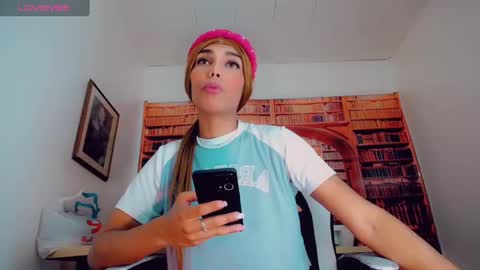 Snapshot of emeli_roushot chatting on 01.12.25 Emeli online show from 01.12.25