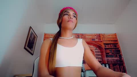 Snapshot of emeli_roushot chatting on 01.13.25 Emeli online show from 01.13.25