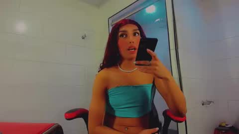 Snapshot of emeli_roushot chatting on 01.18.25 Emeli online show from 01.18.25