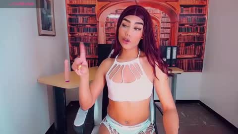 Snapshot of emeli_roushot chatting on 02.12.25 Emeli online show from 02.12.25