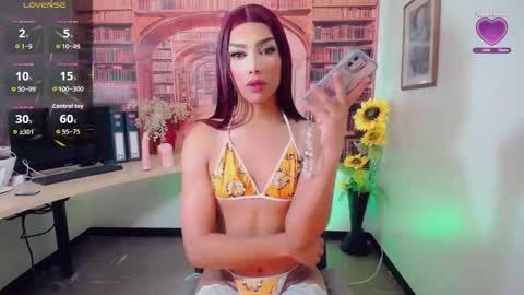 Snapshot of emeli_roushot chatting on 09.09.25 Emeli online show from 09.09.25