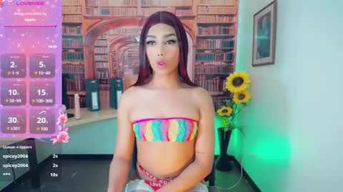 Snapshot of emeli_roushot chatting on 10.11.25 Emeli online show from 10.11.25