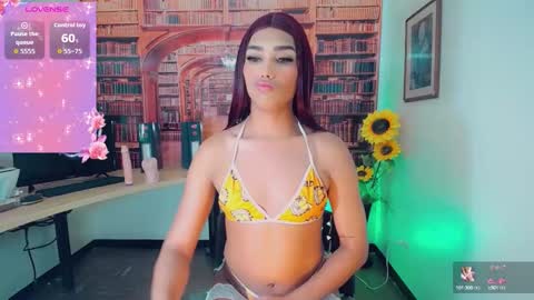 Snapshot of emeli_roushot chatting on 10.13.25 Emeli online show from 10.13.25