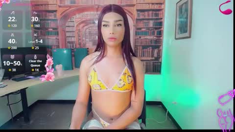 Snapshot of emeli_roushot chatting on 11.05.25 Emeli online show from 11.05.25