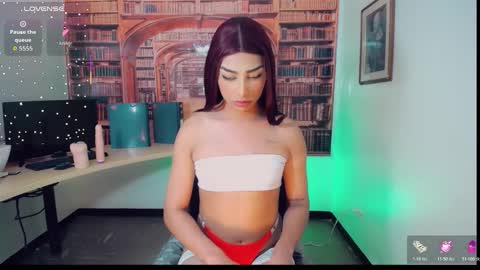 Snapshot of emeli_roushot chatting on 11.06.25 Emeli online show from 11.06.25