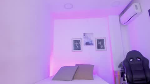 Snapshot of emelie_89 chatting on 01.10.25 emelie_89 online show from 01.10.25