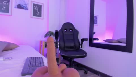 Snapshot of emelie_89 chatting on 02.05.25 emelie_89 online show from 02.05.25