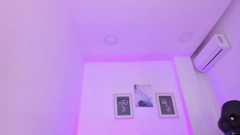 Snapshot of emelie_89 chatting on 02.17.25 emelie_89 online show from 02.17.25