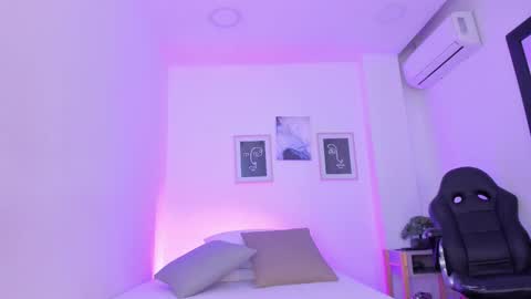 Snapshot of emelie_89 chatting on 02.19.25 emelie_89 online show from 02.19.25