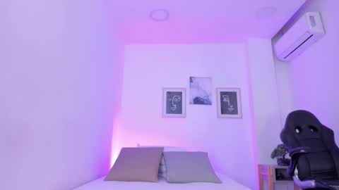 Snapshot of emelie_89 chatting on 02.21.25 emelie_89 online show from 02.21.25