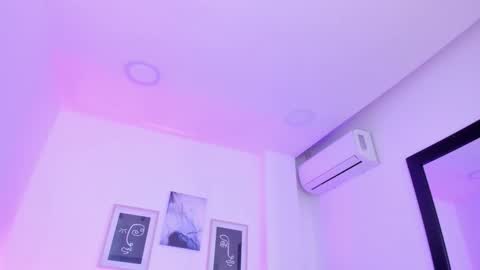 Snapshot of emelie_89 chatting on 02.21.25 emelie_89 online show from 02.21.25