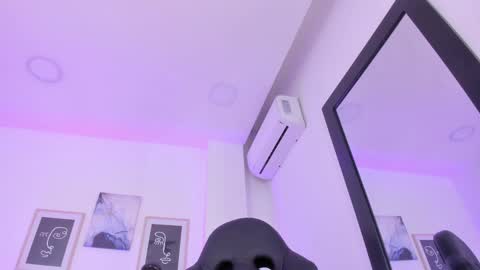 Snapshot of emelie_89 chatting on 02.26.25 emelie_89 online show from 02.26.25