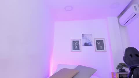 Snapshot of emelie_89 chatting on 02.27.25 emelie_89 online show from 02.27.25