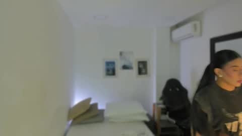 Snapshot of emelie_89 chatting on 10.23.25 emelie_89 online show from 10.23.25