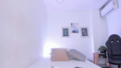 Snapshot of emelie_89 chatting on 10.26.25 emelie_89 online show from 10.26.25