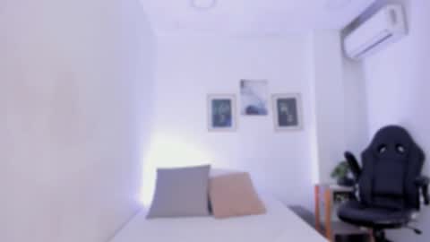 Snapshot of emelie_89 chatting on 10.27.25 emelie_89 online show from 10.27.25