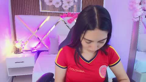 Snapshot of emelie_ch_ chatting on 07.04.26 Emily online show from 07.04.26