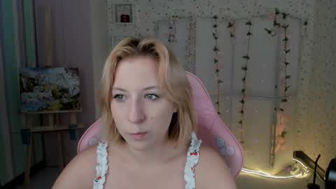 Snapshot of emely_garcias chatting on 10.03.25 emelia online show from 10.03.25