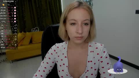 Snapshot of emely_garcias chatting on 10.11.25 emelia online show from 10.11.25