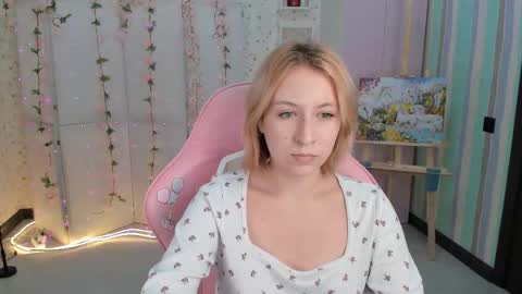 Snapshot of emely_garcias chatting on 10.15.25 emelia online show from 10.15.25