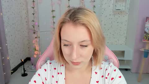 Snapshot of emely_garcias chatting on 10.19.25 emelia online show from 10.19.25