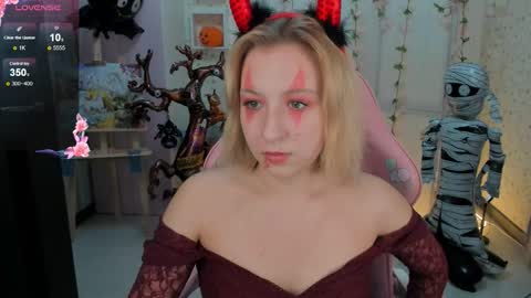 Snapshot of emely_garcias chatting on 10.31.25 emelia online show from 10.31.25